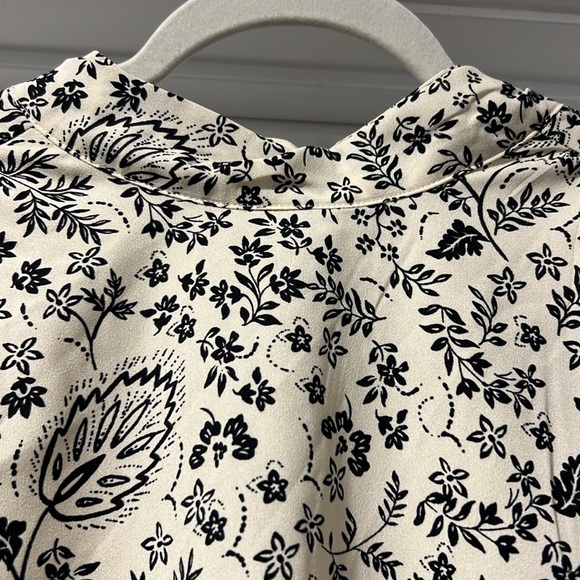 Cream and Black Blouse with high neck and beautiful tie back - Picture 3 of 5